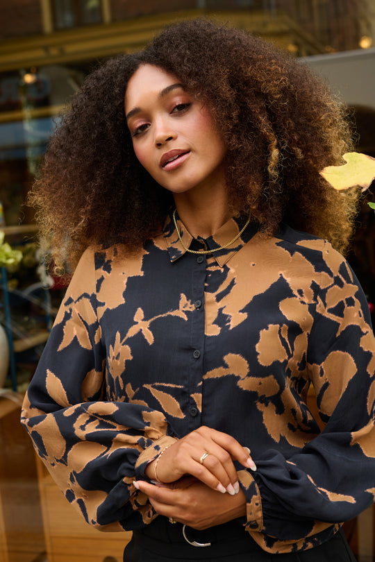 Froks Eline Skjorte / Golden brown flower silhouettes