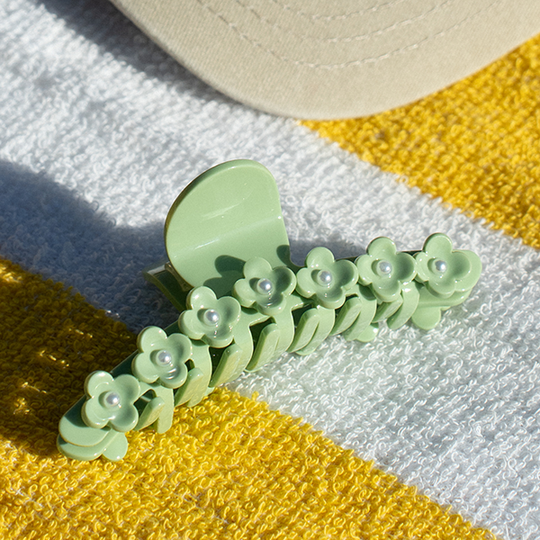 Sui Ava Bright Pearly Flower Clip / Green