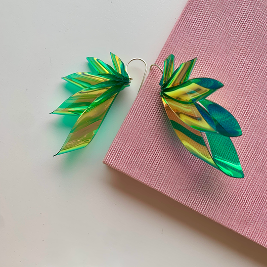 ByFossdal The Wings Small Øreringe / Green rainbow